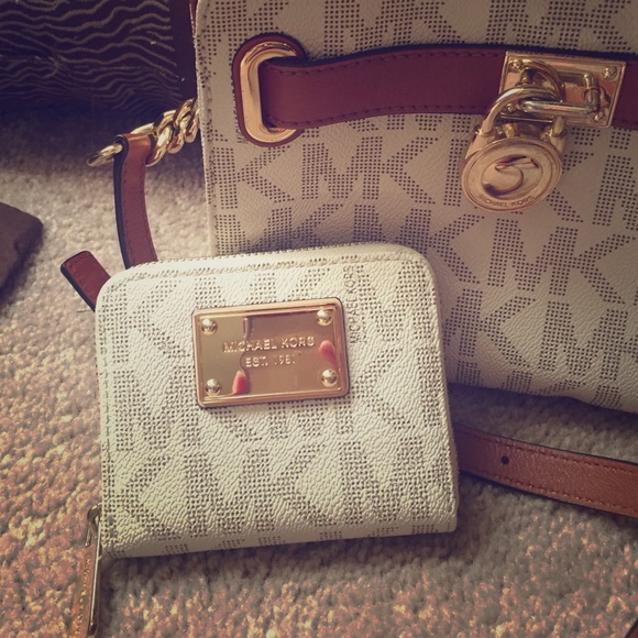 SOLD IN BUNDLE Michael Kors logo wallet