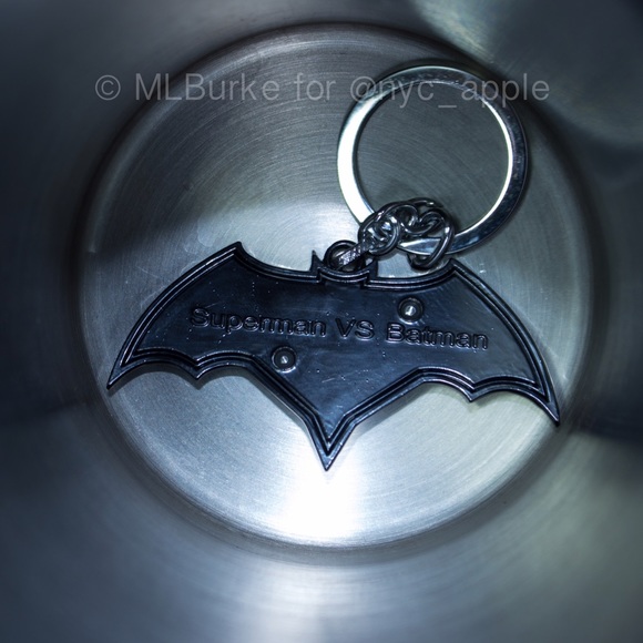 🆕 Batman V Superman Metal Keychain - Picture 2 of 2