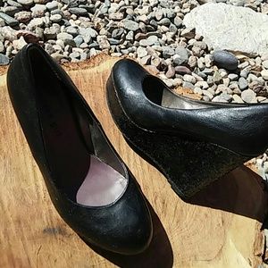 Chic black wedges!!!