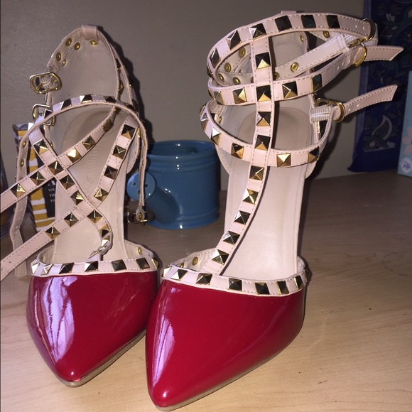 Red/gold diva pumps