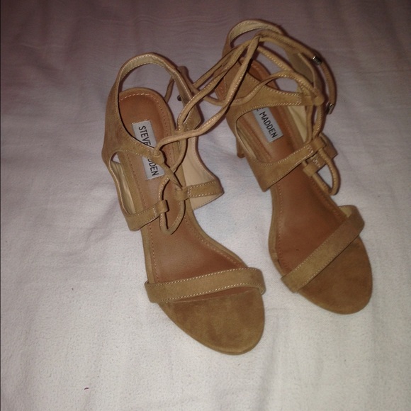 GORGEOUS BROWN SUEDE STEVE MADDEN LACE UP HEELS