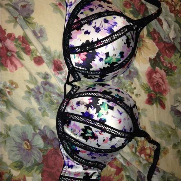 Victoria secrets 2 cup size bigger push up bra