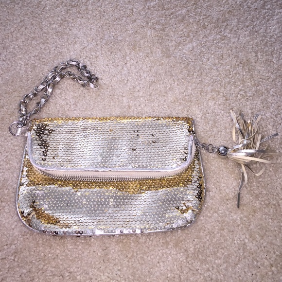 Express wristlet bag