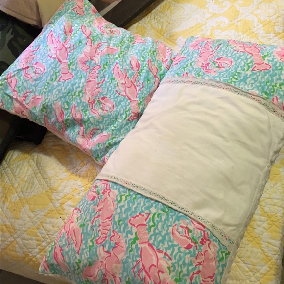 Two lilly pillows in lobstah roll