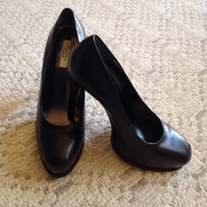 Black Vera Wang pumps