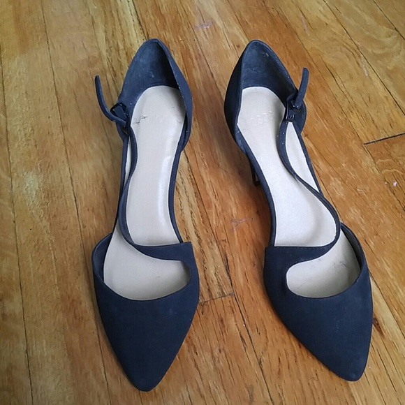 Black pumps
