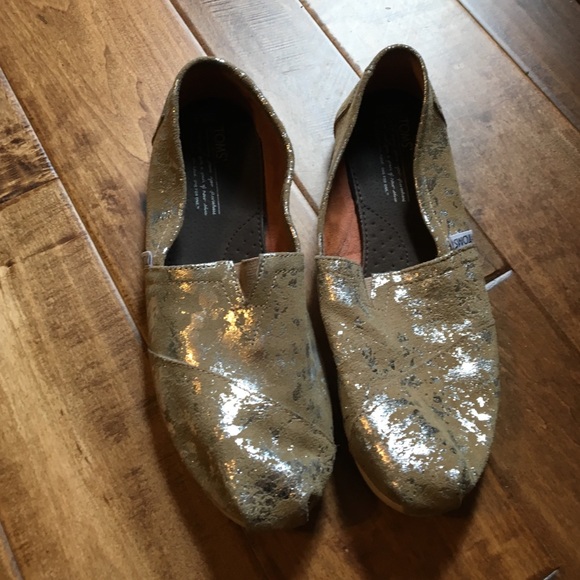RARE! Tan and silver TOMS! Size 8.5