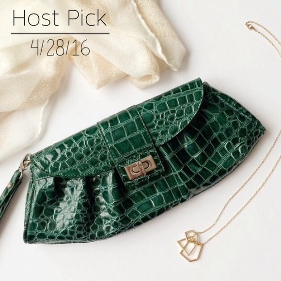 ✨HP✨NWOT Dark Green Faux Alligator Skin Clutch
