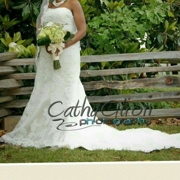 Wedding dress - Picture 1 of 4