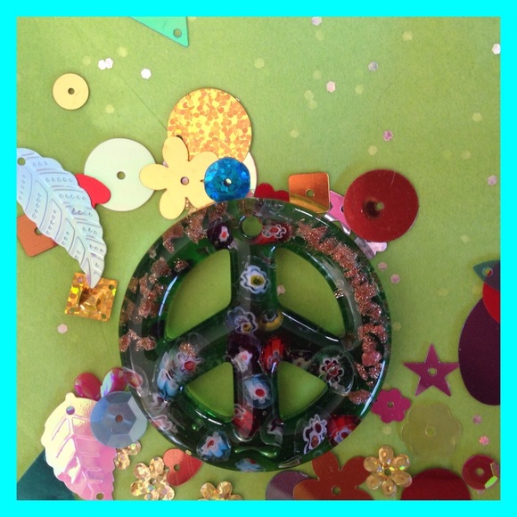 GREEN PEACE SIGN FOR A NECKLACE - Picture 2 of 3