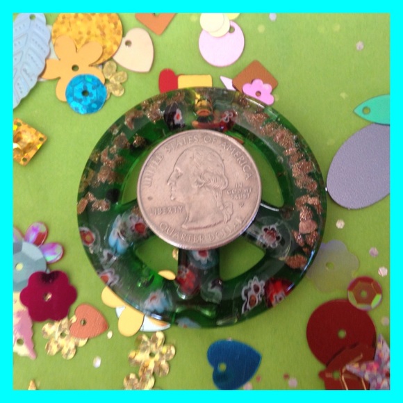 GREEN PEACE SIGN FOR A NECKLACE - Picture 3 of 3