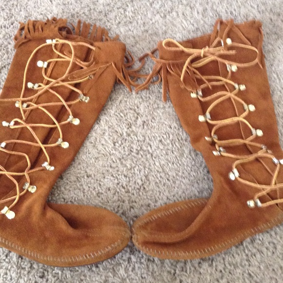 Suede fringed laceu boots