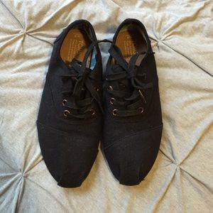 Black Toms - women's size 7. Lace up style.