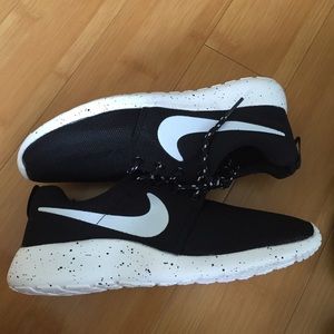 NWOT oreo nike roshes