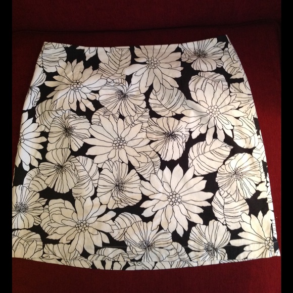 Black and White Floral GAP Skirt, size 6