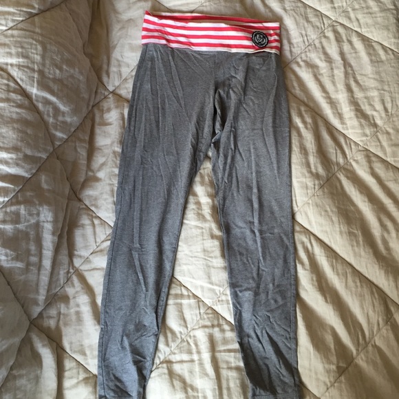 Gray Abercrombie & Fitch yoga pants.