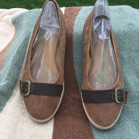 TAN LEATHER FLATS WITH ADJUSTABLE STRAP ACROSS TOE - Picture 1 of 4