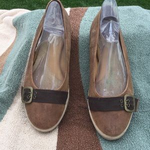 TAN LEATHER FLATS WITH ADJUSTABLE STRAP ACROSS TOE