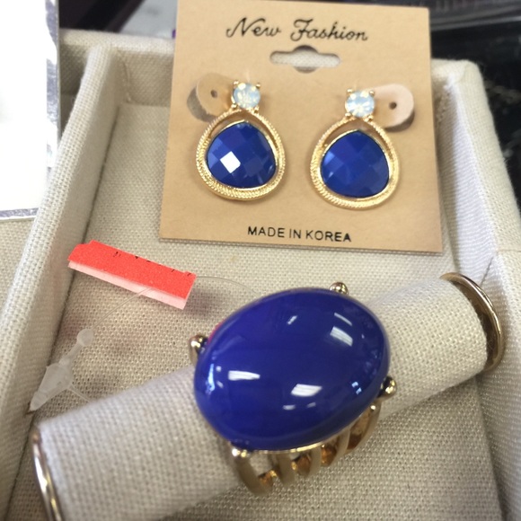 Royal blue ring with earring set. - Picture 1 of 3