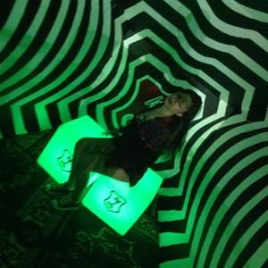 Meet your Posher, Lora