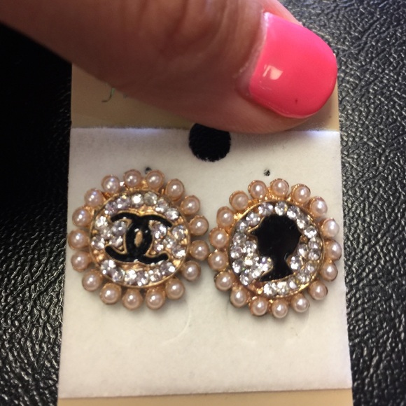 Round pearl earrings.