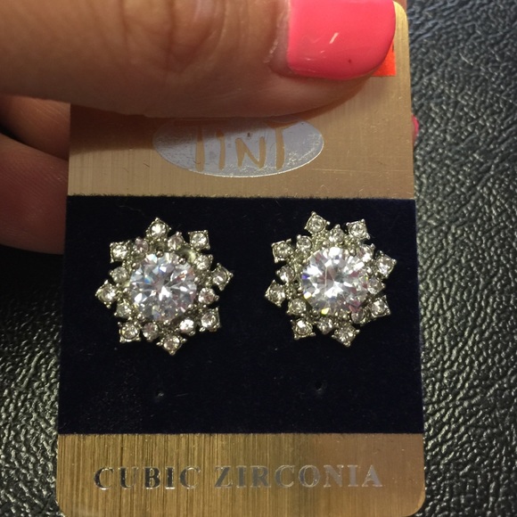 Snow flake round cubic zirconia earrings - Picture 1 of 2