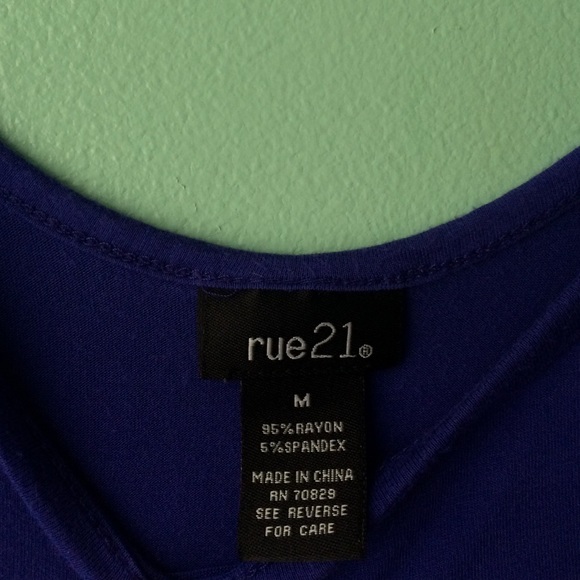 FORM FITTING BLOUSE - Picture 2 of 3