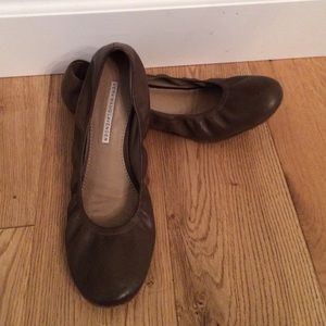 VERA WANG LAVENDER LABLE FLATS