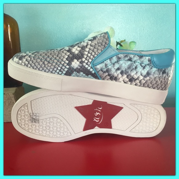 🌸 Luscious Embossed 1" platform Leather sneaker🌸 - Picture 2 of 7