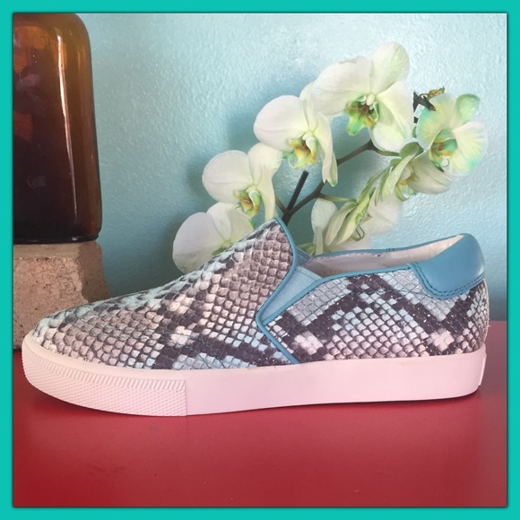 🌸 Luscious Embossed 1" platform Leather sneaker🌸 - Picture 4 of 7