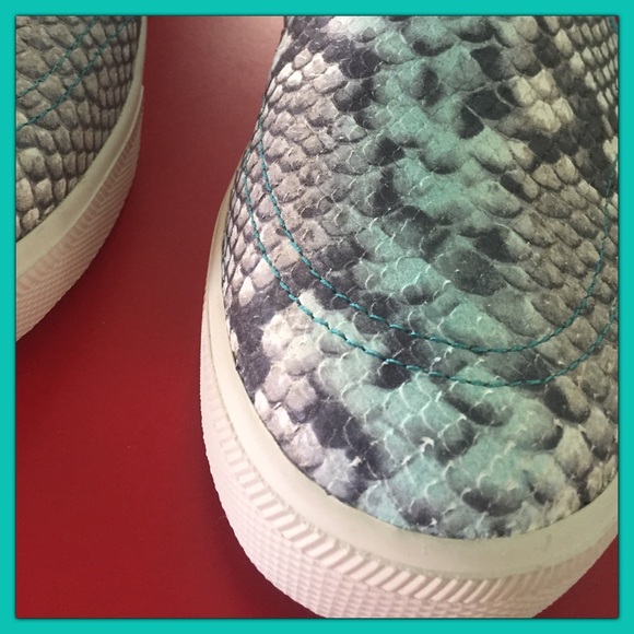 🌸 Luscious Embossed 1" platform Leather sneaker🌸 - Picture 5 of 7