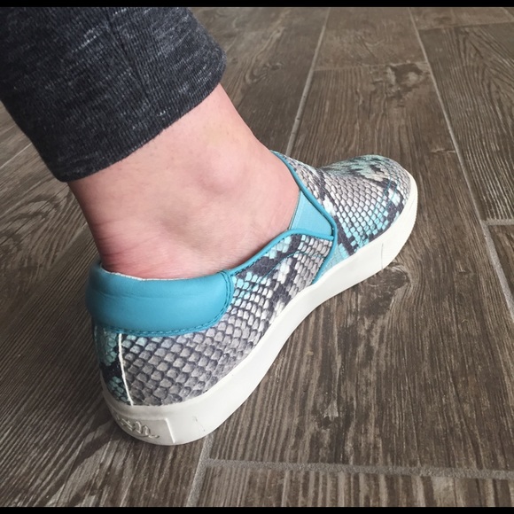 🌸 Luscious Embossed 1" platform Leather sneaker🌸 - Picture 7 of 7