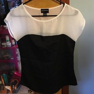 White and black short sleeved shirt
