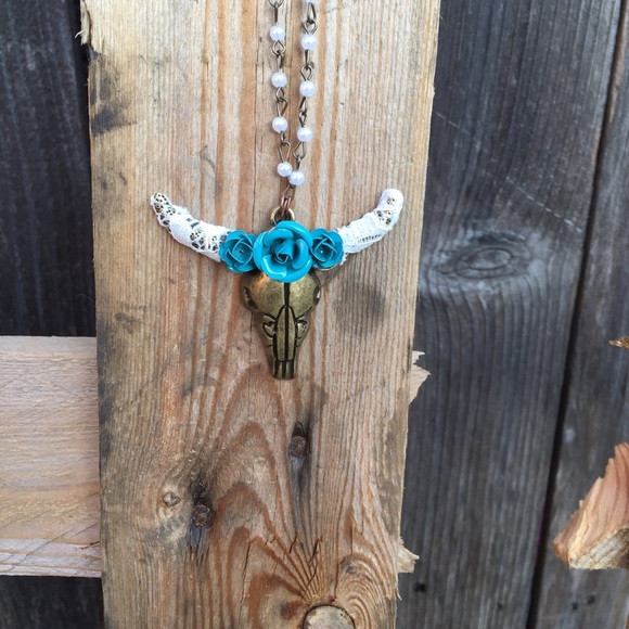 Metal cowskull necklace