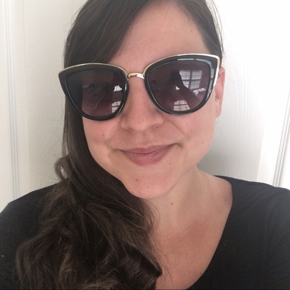 Gold rimmed black large sunglasses - Picture 2 of 3