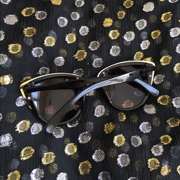 Gold rimmed black large sunglasses - Picture 3 of 3