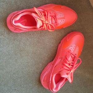 Nike HOT LAVA Hauraches