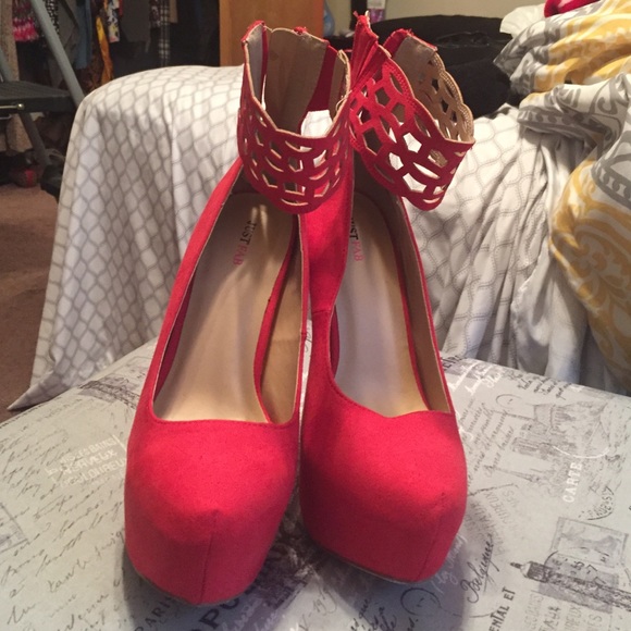 Red pumps - Picture 2 of 3