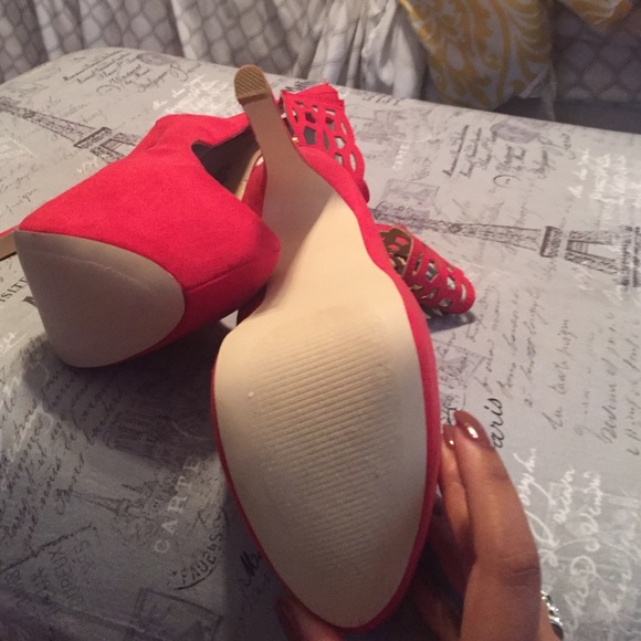 Red pumps - Picture 3 of 3
