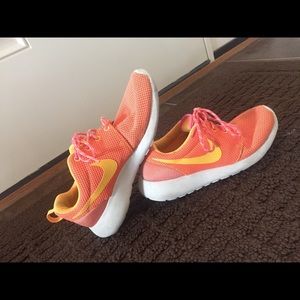Nike Roshe Run Womens (Willing to lower price!)
