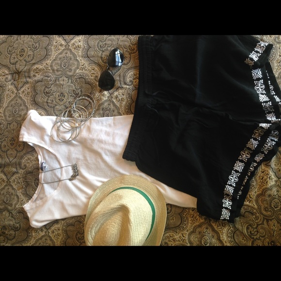 NEW Vince Camuto Embroidered Shorts