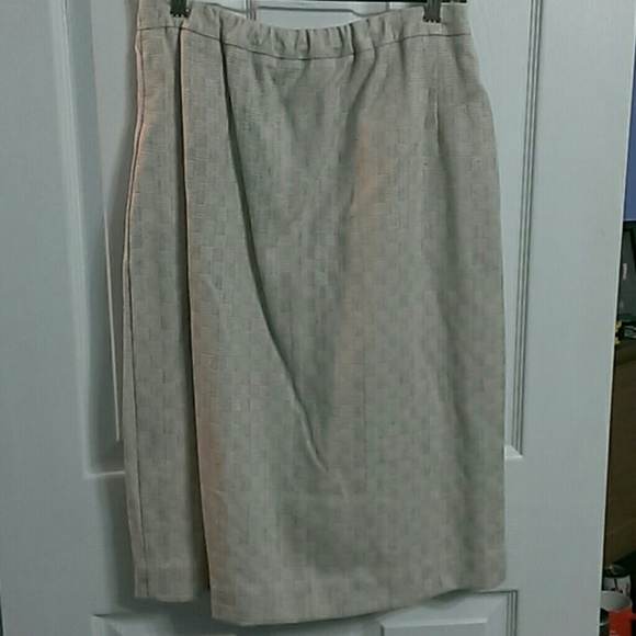 Beautiful and Professional Skirt/Jacket Set - Picture 2 of 4