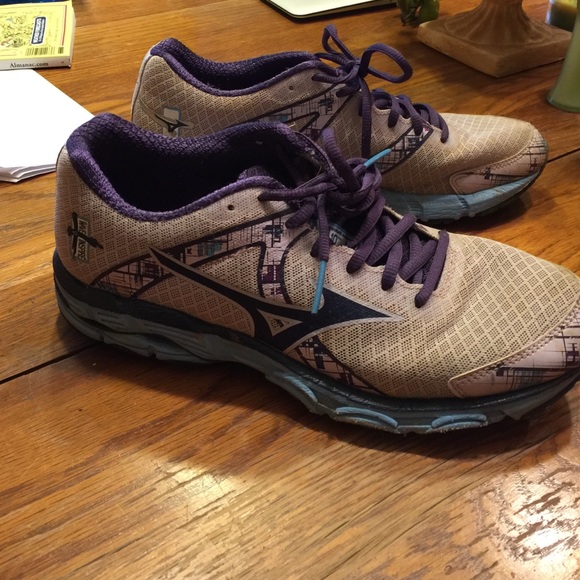 Light purple women's Mizuno running shoes