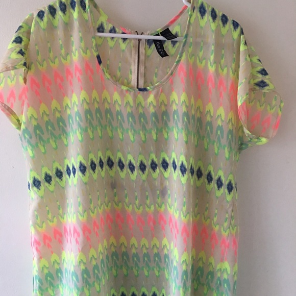 🌸Spring into fashion with this beautiful top!