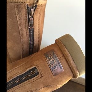 !!!SUPER PLUSH Back Zipper UGG's!!!  Sz W5