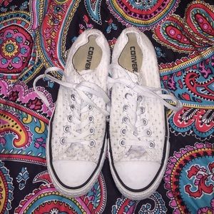 Women's 7 White Lacey converse