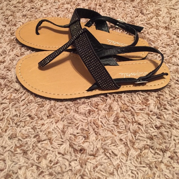 Black sandals ! - Picture 2 of 3