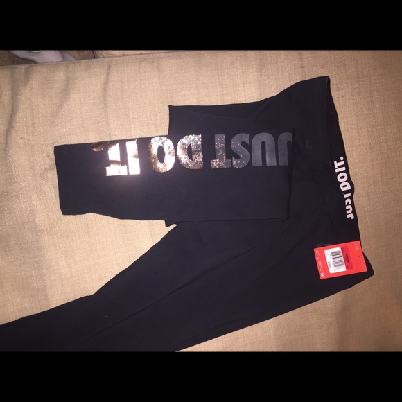 💜Nike Leg a See Metallic Leggings💜 - Picture 2 of 4