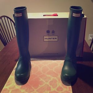 Hunter tall green rain boots😍