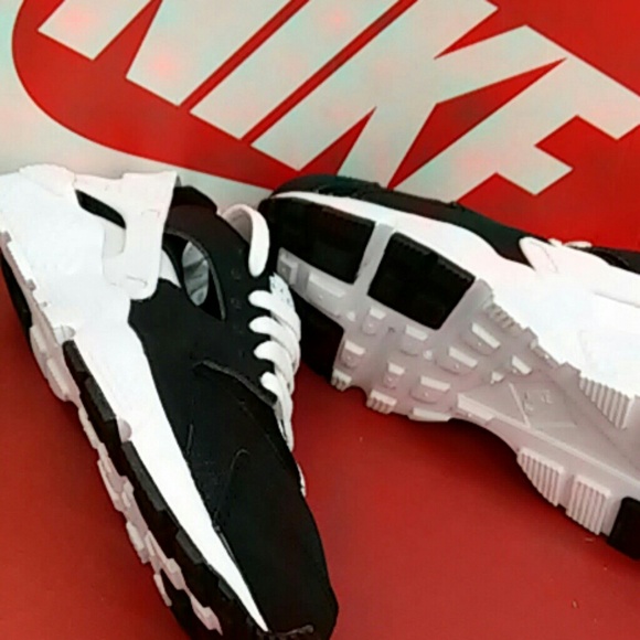 NIKE HUARACHE RUN
